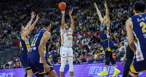 皮亚尼奇重返尤文训练基地，与斯帕莱蒂、基耶利尼合影